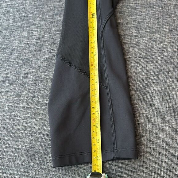 Lululemon Cropped Leggings-Black-Mesh Panels on Legs-Zippered Pockets-Size 8 - Picture 9 of 10